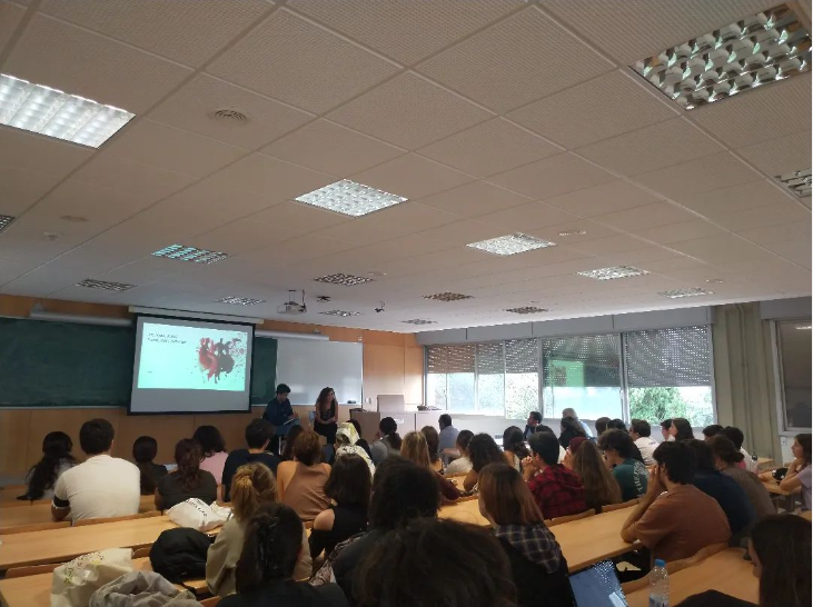 Xerrada en suport a les dones d'Iran a l'Aula 12 de la facultat